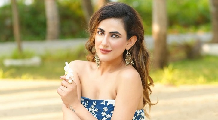প্রযোজককে জুতা মারা সেই নায়িকার নামে মামলা